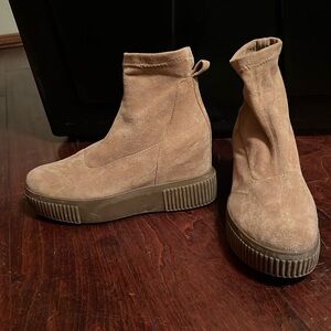 Tan platform  Suede Steve Madden boots.